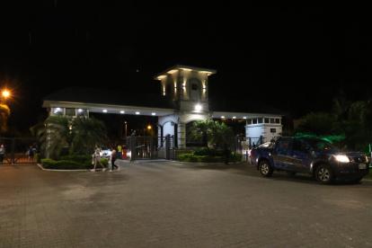 El ataque armado generó un gran temor entre los residentes de la urbanización, que se vieron sorprendidos por la violencia inesperada.