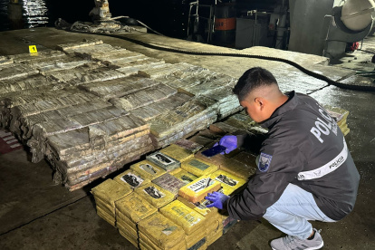 Agentes de seguridad inspeccionan el buque mercante que transportaba dos toneladas de cocaína.