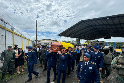El féretro del teniente coronel Porfirio Cedeño es llevado en hombros por sus compañeros de la Fuerza Aérea Ecuatoriana durante su despedida en Tosagua.