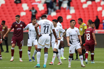 Jugadores de Liga de Quito reaccionan tras empatar 0-0 ante Vinotinto FC, por la fecha 1 de la LigaPro 2025.