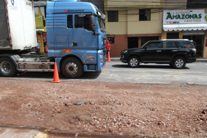 Daños. El hundimiento de la vía persiste en la María Angélica Idrobo en Cumbayá.