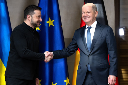 Olaf Scholz estrecha manos con Volodymyr Zelensky.