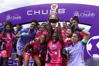 La plantilla completa de Dragonas festejó eufórica en el podio de monarcas dejando en claro que el título de campeonas de la Superliga Femenina 2024 será buscado nuevamente por ellas.