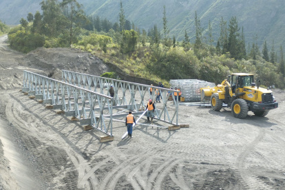 Inició la colocación del nuevo puente Bailey en la vía Penipe - Baños
