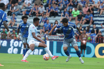 Marcelo Meli (d), de Emelec, intenta evadir la marca de Daniel Clavijo, de la Universidad Católica.