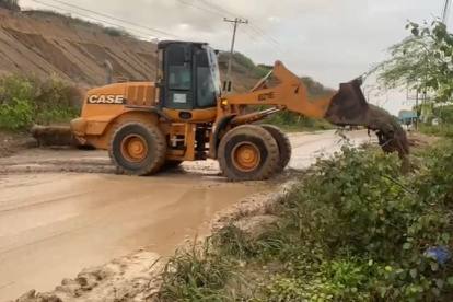 Con maquinaria pesada se debió desbloquear los tramos afectados en la Ruta del Spondylus, en Santa Elena.