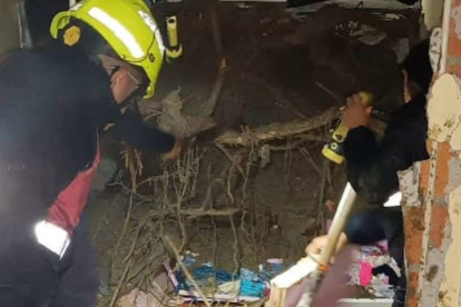 Vivienda destruida por avalancha de lodo.