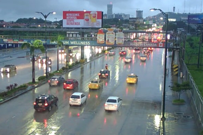 La semana anterior, los vehículos sufrieron una serie de dificultades para transitar por las calles de la ciudad que terminaron inundada.