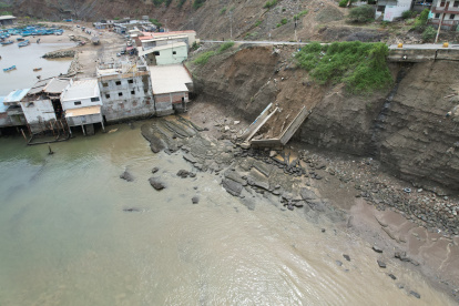 El tramo que colapsó el domingo 16 de febrero por las lluvias en Anconcito, obligó a que las autoridades declaren en área de emergencias.