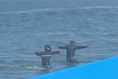 Sicarios entraron al mar en Playas para cumplir su misión.