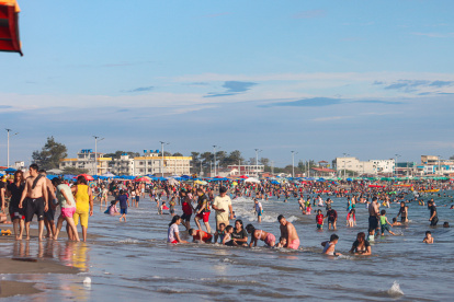 Los turistas disfrutan del mar de General Villamil.