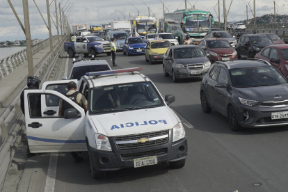 La Policía se encuentra en el Puente de la Unidad Nacional. En el sitio hubo un tiroreo la tarde de este 17 de febrero.