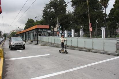 Vehículos sancionados durante los operativos de la AMT en carriles exclusivos de Quito.