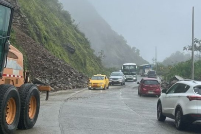 En el kilómetro 89, de la vía Cuenca-Molleturo-El Empalme, el Ministerio de Transporte y Obras Públicas retiró material desprendido.