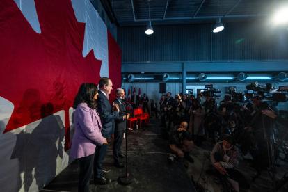 La ministra de Transporte, Anita Anand, el ministro de Empleo, Steven McKinnon, y el ministro de Innovación, Francois-Philippe Champagne hablan con los periodistas, en Toronto, Canadá.