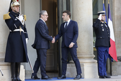 El presidente Emmanuel Macron, da la bienvenida al primer ministro británico, Keir Starmer, antes de una cumbre informal de líderes europeos para discutir la situación en Ucrania.