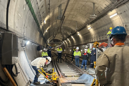 En el riel se hizo una una soldadura exotérmica.