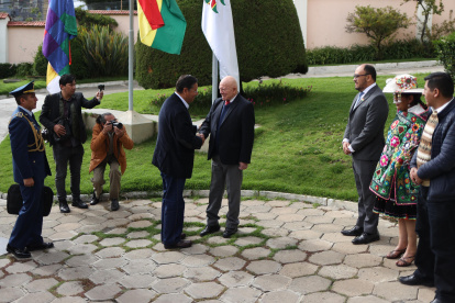 El presidente de Bolivia Luis Arce (c-i), saluda al presidente del Tribunal Supremo Electoral (TSE), Oscar Hassenteufel, previo a una reunión multipartidaria este lunes, en La Paz (Bolivia).