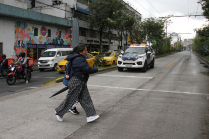 Para cruzar la 10 de Agosto y Colón, los peatones agilizan el paso. En la zona una mujer fue atropellada.