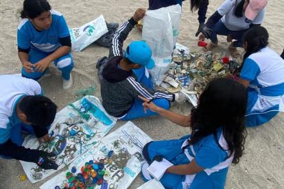 ONG. Amiguitos del océano busca crear una economía azul que ayude a reducir la contaminación en las playas.