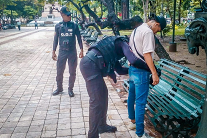 Los agentes metropolitanos realizan revisiones a ciudadanos