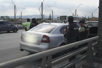 Balean a 2 personas que se encontraban en un vehículo plateado.