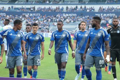 La plantilla eléctrica se forma para sacarse la foto inicial en el duelo entre Emelec y la Universidad Católica.