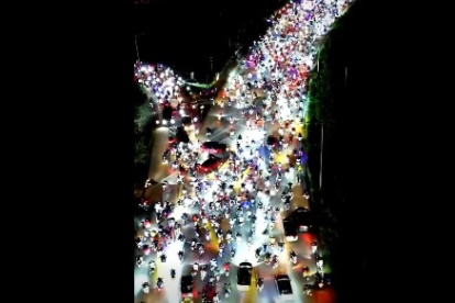 Decenas de motociclistas circularon en grupo por diversas calles de Guayaquil durante la noche del lunes 17 de febrero.