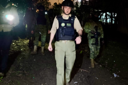 Giancarlo Loffredo, ministro de Defensa, durante la operación en el barrio El Florón, supervisando las acciones de las fuerzas militares.