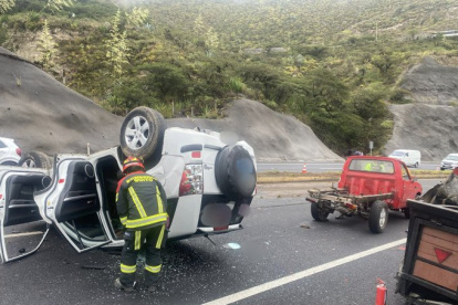 Se registró un accidente de tránsito en la vía Guayllabamba - Quito y se encuentra parcialmente habilitada.