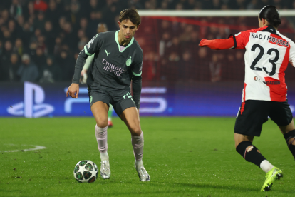 Feyenord aseguró la ventaja por la mínima diferencia (1-0) ante Milan en los Playoffs de la Chamkpions League