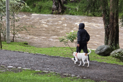 El río Yanuncay se mantiene en alerta debido a su alto caudal.