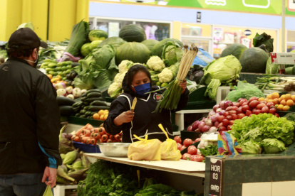 Referencial. Un funcionario del Municipio de Quito obligó a comerciantes de un mercado que retiren la imagen de cartón de Daniel Noboa