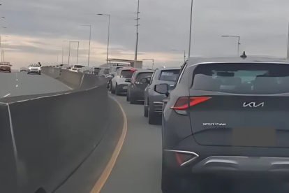 Desde temprano se pudo observar varios carros estancados en este puente.