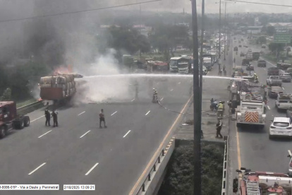 Personal del Cuerpo de Bomberos de Guayaquil atendieron la emergencia en la vía Perimetral, la tarde de este martes 18 de febrero.