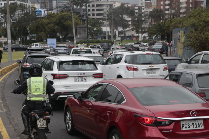 665379f63a161
El Pico y Placa en Quito rige para autos y motos en dos horarios de lunes a viernes.