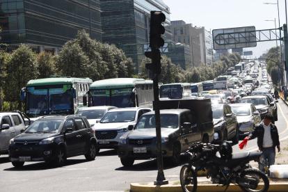 La medida está vigente para autos y motos. No aplica para personas con discapacidad o de la tercera edad.
