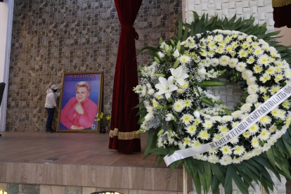 Un hombre sostiene un cuadro durante los preparativos para un homenaje póstumo a la cantante mexicana Paquita la del Barrio este martes, en Ciudad de México (México).
