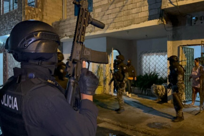 Policía ejecuta operativos en la zona 8