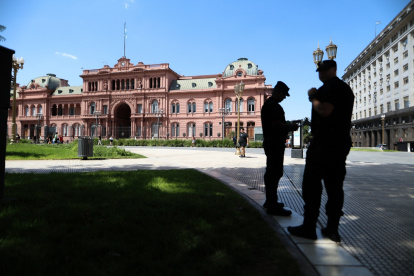 Buenos Aires. Policías custodian frente a la Casa Rosada este lunes. El Gobierno de Javier Milei se encuentra en medio de una polémica.