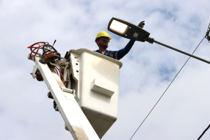 Los técnicos de CNEL instalan luminarias en Salitre.