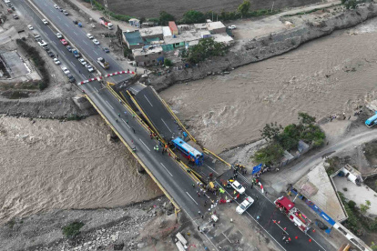 Lima. El puente colapsado en la carretera entre Lima y el mega puerto de Chancay.