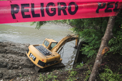 Maquinaria interviene canal.