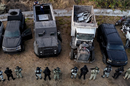 Elementos del Ejército Mexicano, la Guardia Nacional y la Secretaría de Seguridad de Jalisco resguardan cuatro vehículos blindados que fueron incautados a delincuentes en Tlaquepaque.