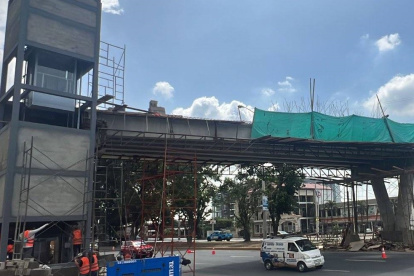 Paso peatonal en construcción.