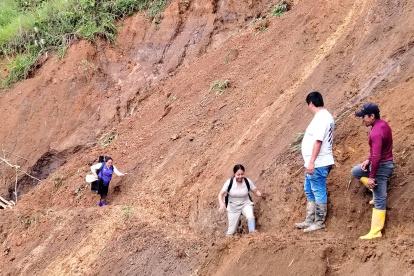 Travesía. Habitantes de Pacayacu caminan por sendero improvisado.