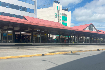 En la parada de la Metrovía de la Caja del Seguro hay daños en las puertas que siguen sin ser solucionados.