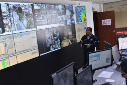 Carlos Proaño, técnico del COE, muestra el monitoreo a la quebrada El Tejado, en La Comuna.