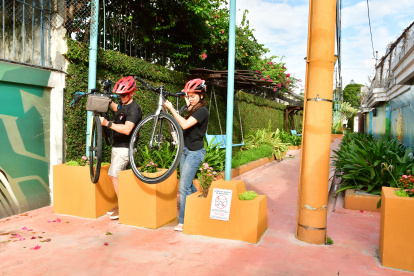 OBSTACULOS EN PEATONALES DE URDESA, MOLESTIAS A PEATONES CICLISTAS FOTOGRAFO: FRANCISCO FLORES PERIODISTA: DANIEL PONCE FECHA: 11-02-2025 AG-EXTERNOS