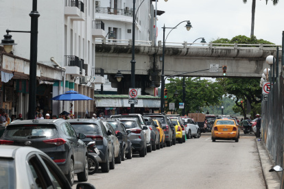 Problemática. La ciudadanía exige que se designen espacios para parquear vehículos y que no se acumulen en los costados de las vías del centro.